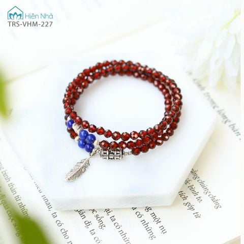 Vòng đá Garnet cắt giác 4 li cuốn 3 mix charm Kinh Luân (TRS VHM 227)