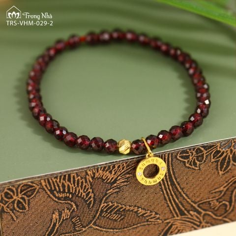 Vòng handmade Garnet cắt giác 4 li mix charm Om Mani Padme Hum vàng 10K (TRS VHM 029 2)