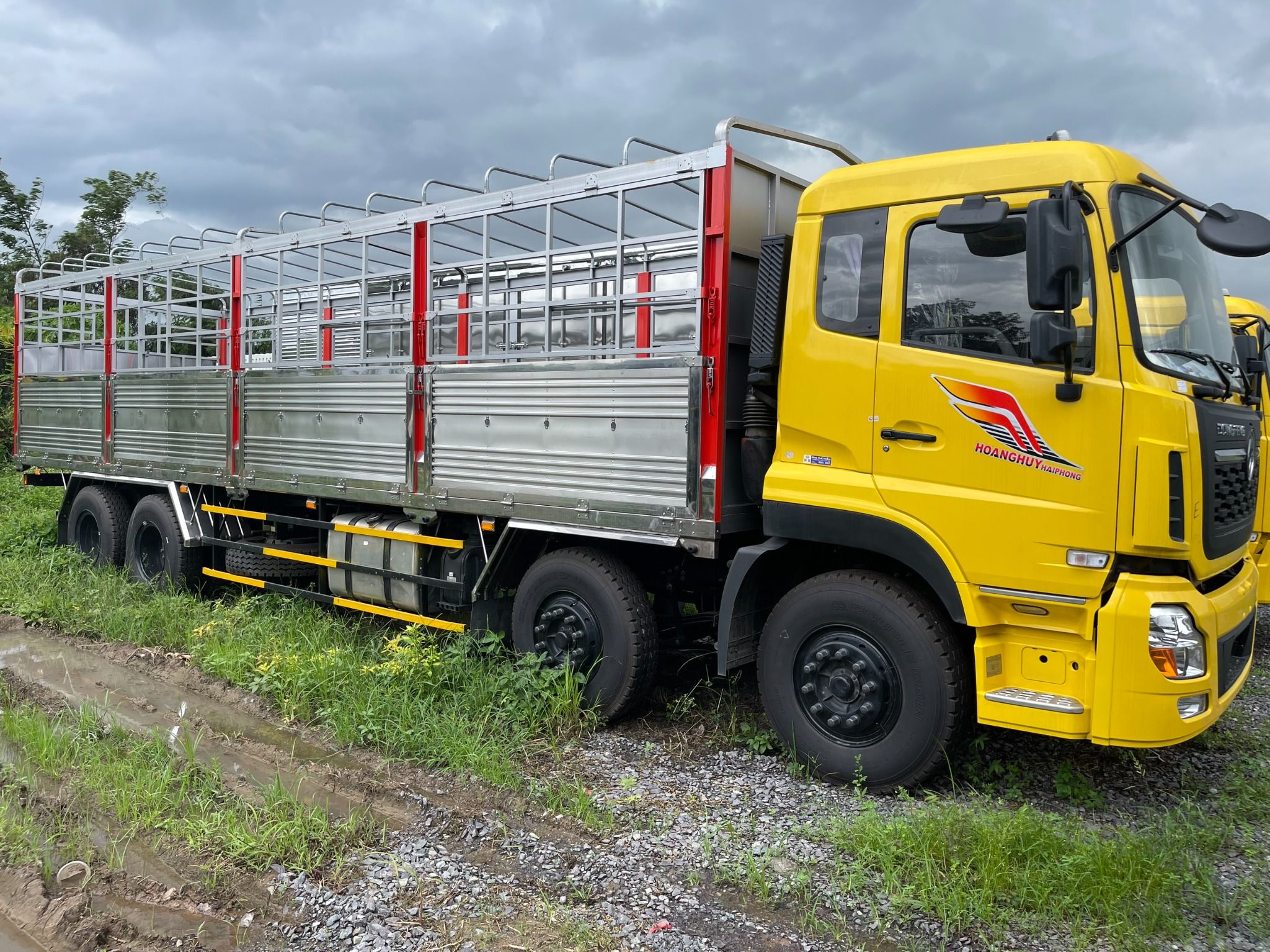 Dongfeng 4 chân cũ 18 tấn thùng dài xe tải Hoàng Huy đã qua sử dụng