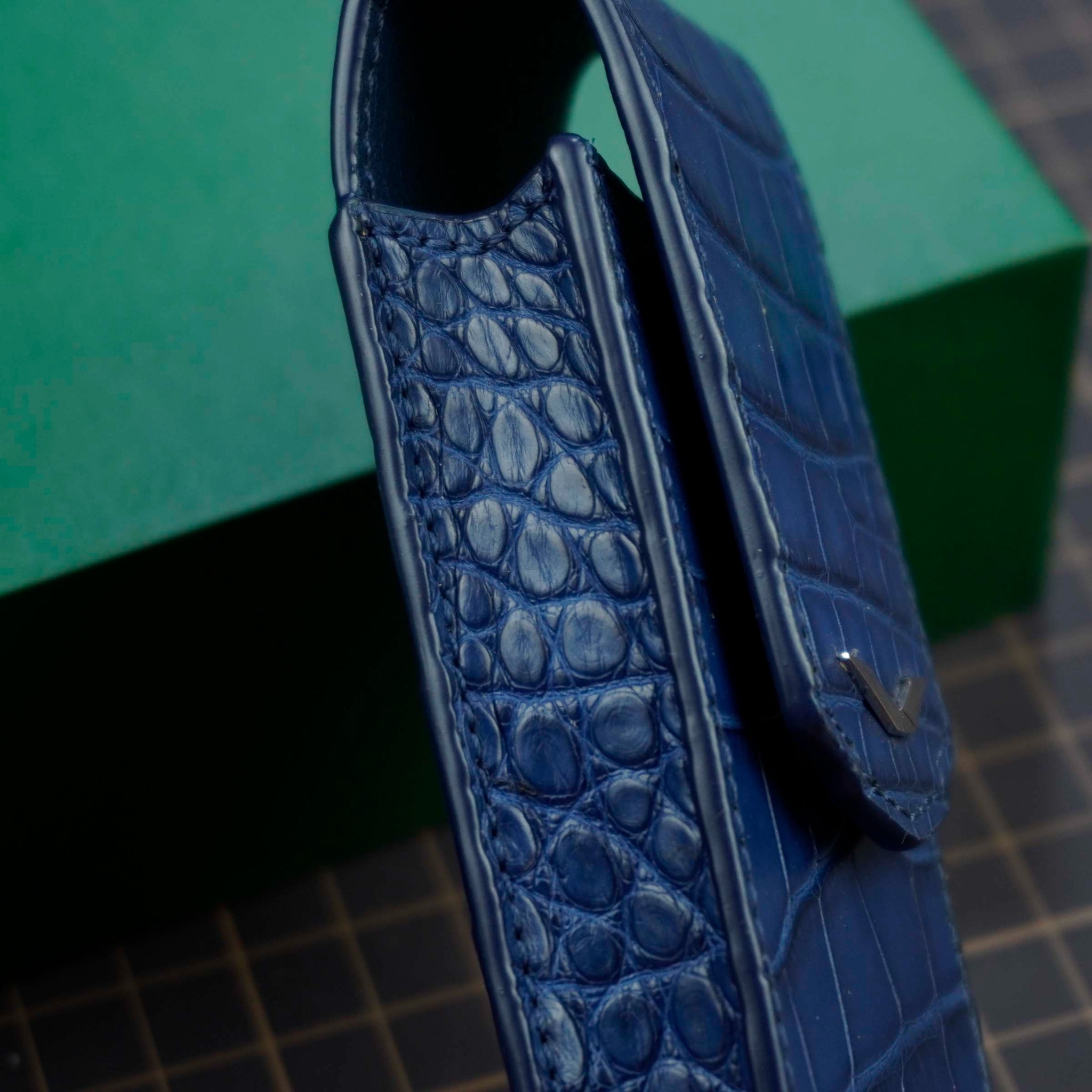 Bao da gập Vertu Signature (xanh navy) – H&Homies