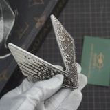  Kẹp lơ bida hình đôi cánh da kì đà hoa màu trắng 