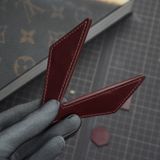  Kẹp lơ bi da hình đôi cánh da bò màu đỏ đô 