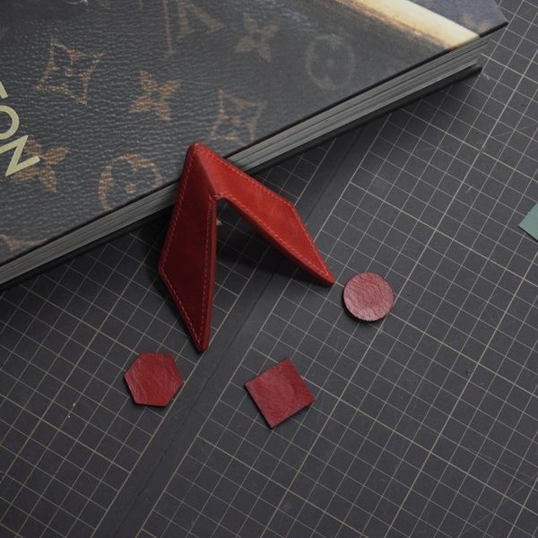  Kẹp lơ bi da hình đôi cánh da bò màu đỏ 