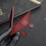  Kẹp lơ bi da hình đôi cánh da bò màu đỏ 