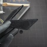  Kẹp lơ bi da hình đôi cánh da rắn Karung màu đen 