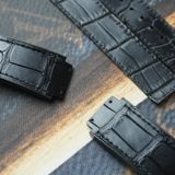 Thay da cá sấu Alligator vân đuôi (Pháp) màu đen cho Hublot 