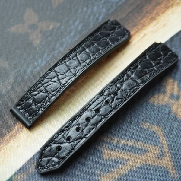  Thay da cá sấu Alligator vân hông (Pháp) màu đen cho Hublot 