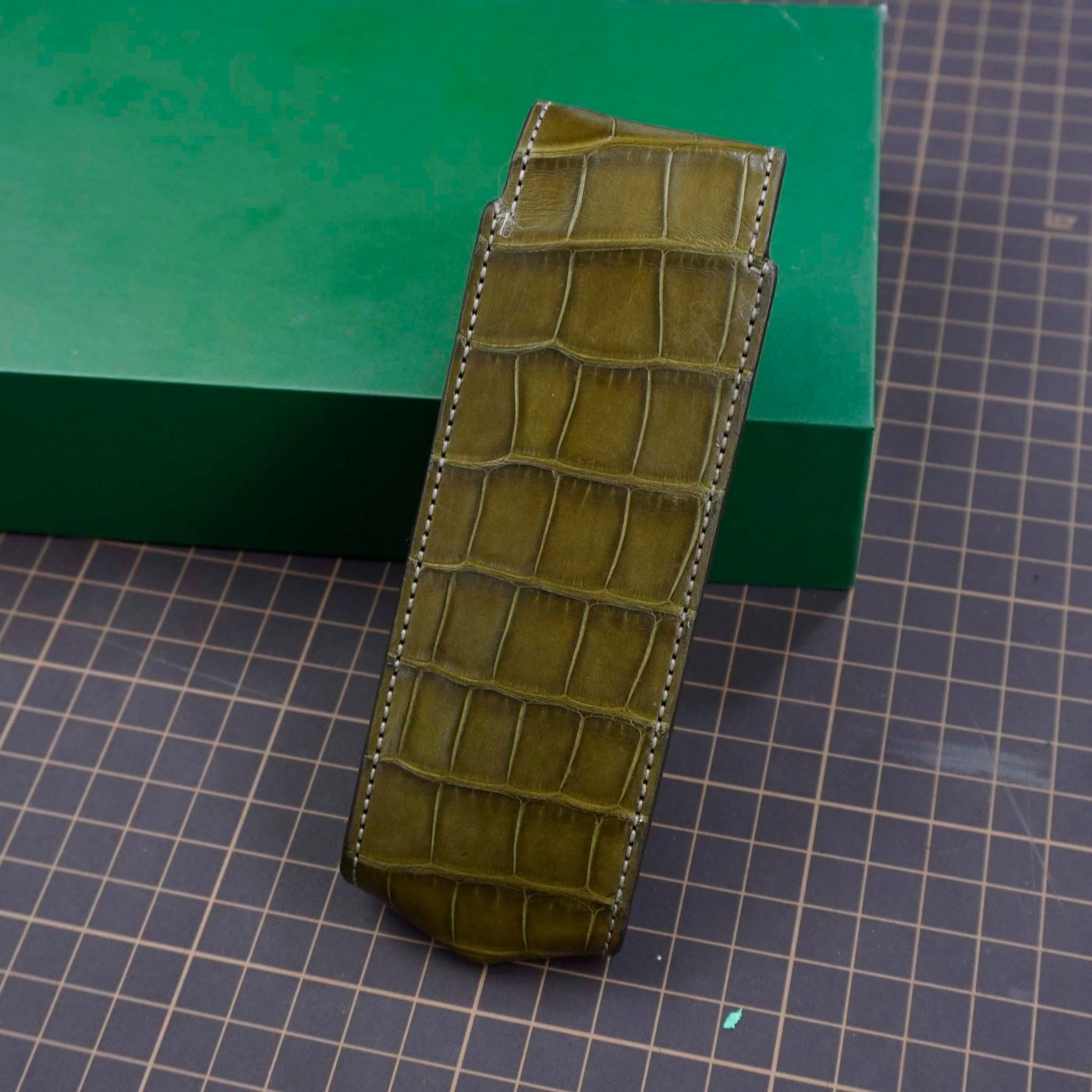 Bao da gập Vertu Signature (xanh rêu) – H&Homies