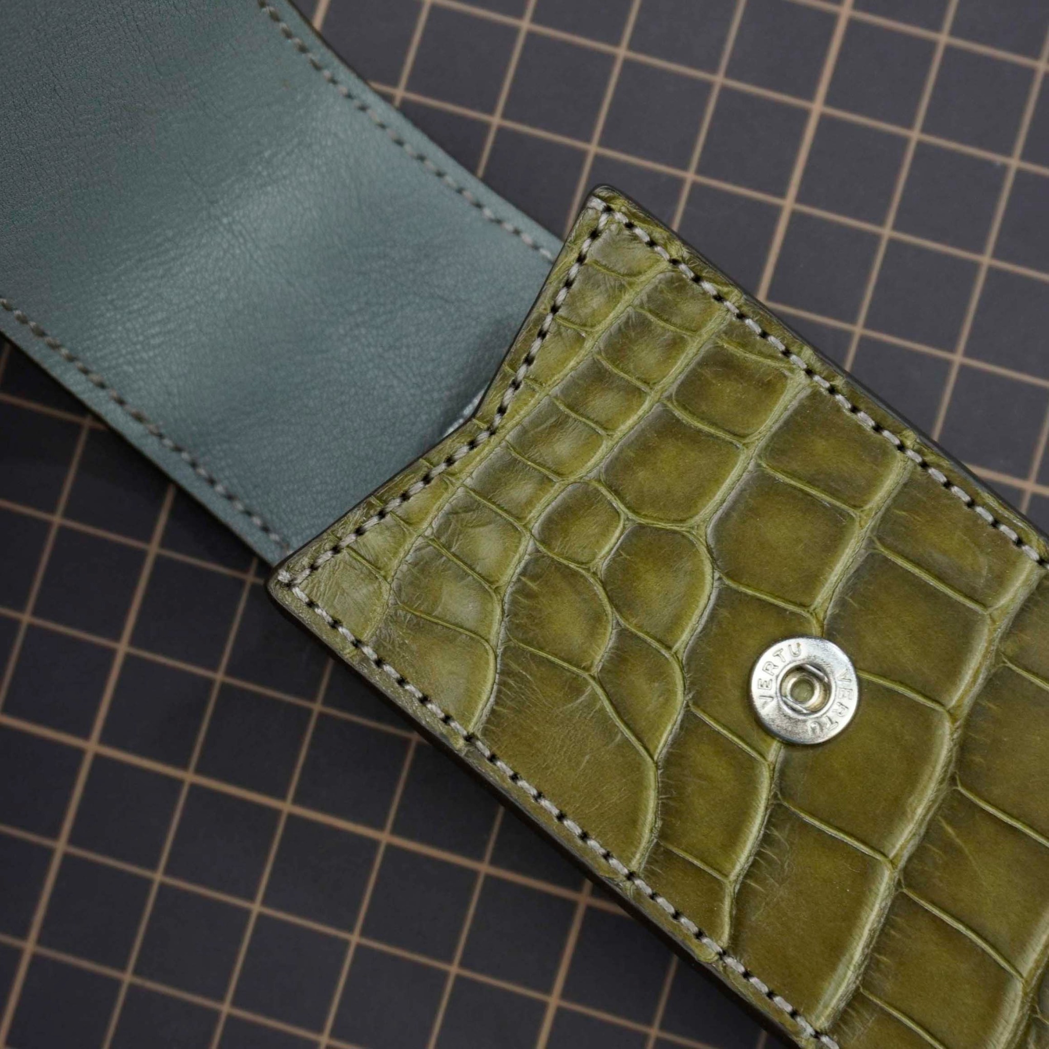 Bao da gập Vertu Signature (xanh rêu) – H&Homies