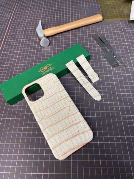  Ốp lưng Iphone da cá sấu Alligator màu trắng nhũ vàng 
