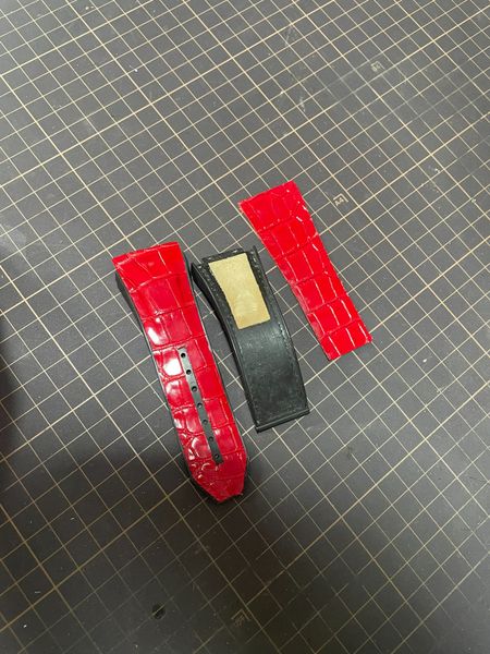  Thay da cá sấu Alligator vân bụng (Pháp) màu đỏ cho Hublot 