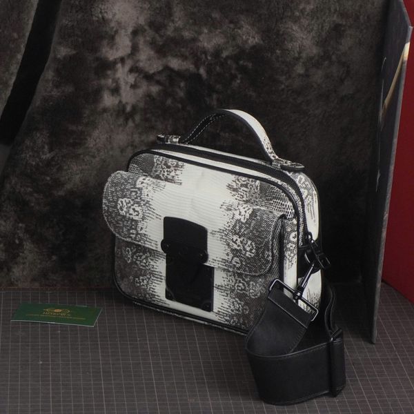  Túi Clutch da kỳ đà hoa - Khóa LV 