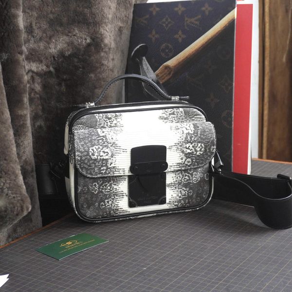  Túi Clutch da kỳ đà hoa - Khóa LV 