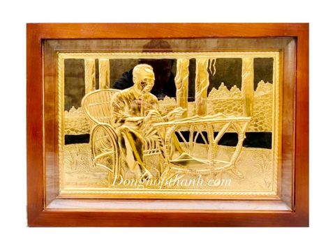  Tranh Bác Hồ ngồi ghế mây làm việc mạ vàng 24K - kích thước 38cm x 54cm 