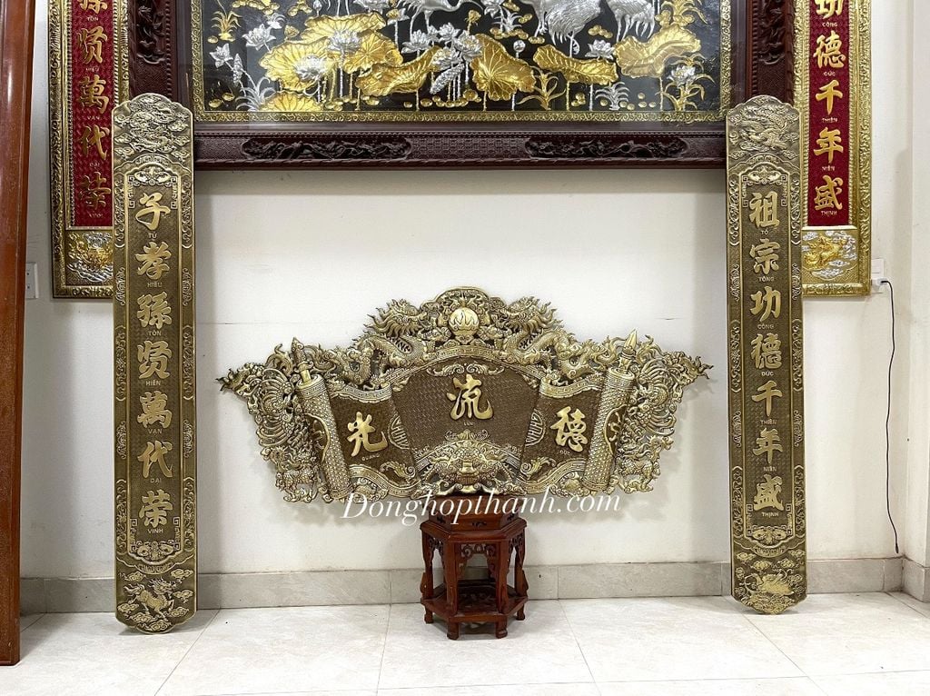 Bộ cuốn thư câu đối lưỡng Long chầu Nguyệt bằng đồng, màu giả cổ, kích thước 1,97m