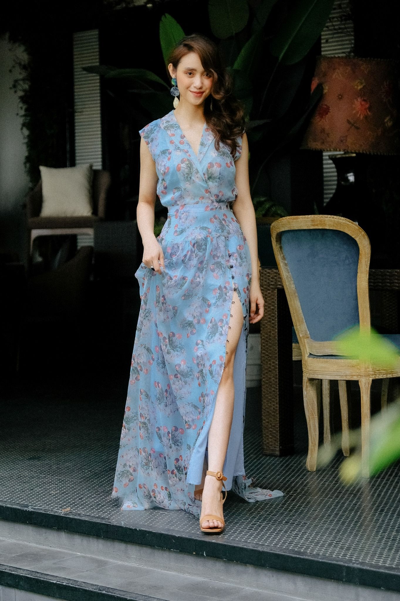 Đầm maxi voan đen 2 dây in hoa đỏ xẻ tà  Bán sỉ thời trang mỹ phẩm