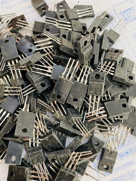 9 Pezzi STGP10NC60KD IGBT N-channel TO-220 – Short Circuit Rated, Chips Gate