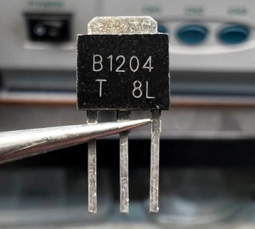 Linh kiện Transistor 2SB1204 B1204 1204 PNP 8A 50V TO 251