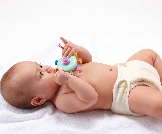 Đồ chơi cho bé 6 tháng – Phát triển vận động tinh – People Nhật Bản TB027