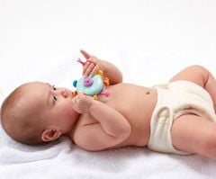 Đồ chơi cho bé 6 tháng – Phát triển vận động tinh – People Nhật Bản TB027