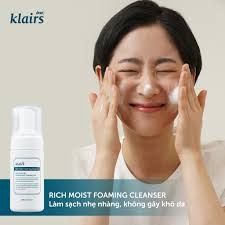 Sữa rửa mặt tạo bọt Klairs Rich Moist Foaming Cleanser.