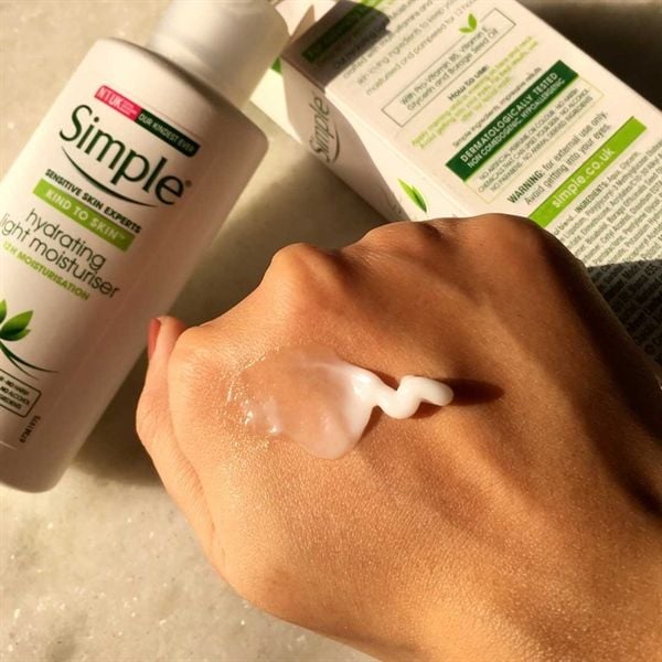 kem Dưỡng Ẩm Simple Hydrating Light Moisturiser Kind To Skin 125ml