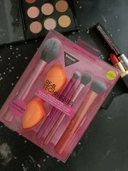 Bộ Cọ + Mút Trang Điểm Real Techniques Everyday Essentials 6 Món Cho Lớp Nền Hoàn Hảo