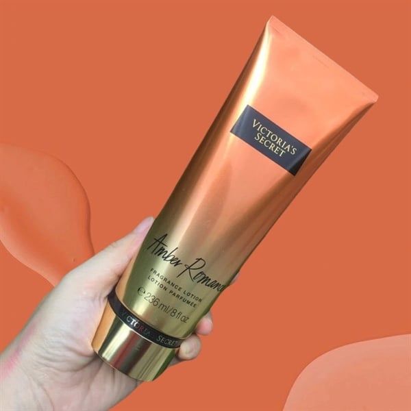 Dưỡng thể nước hoa Victoria Secret Amber Romance 236ml