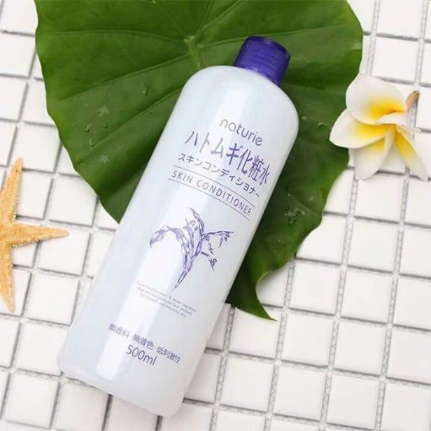 Nước Hoa Hồng Dưỡng Ẩm Chiết Xuất Ý Dĩ Naturie Hatomugi Skin Conditioner 500ml