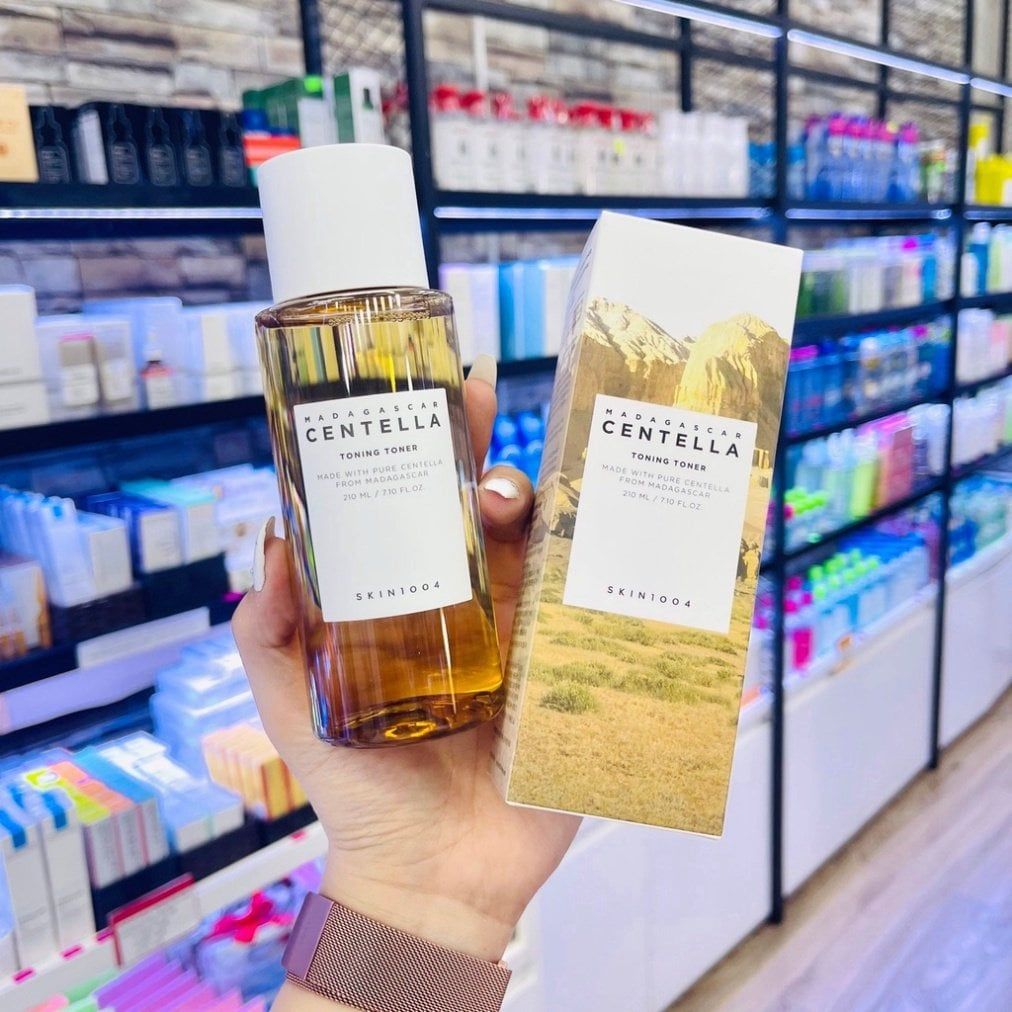 Nước Hoa Hồng Cấp Ẩm, Dưỡng Trắng Da Chiết Xuất Rau Má Skin1004 Madagascar Centella Toning Toner 210ml