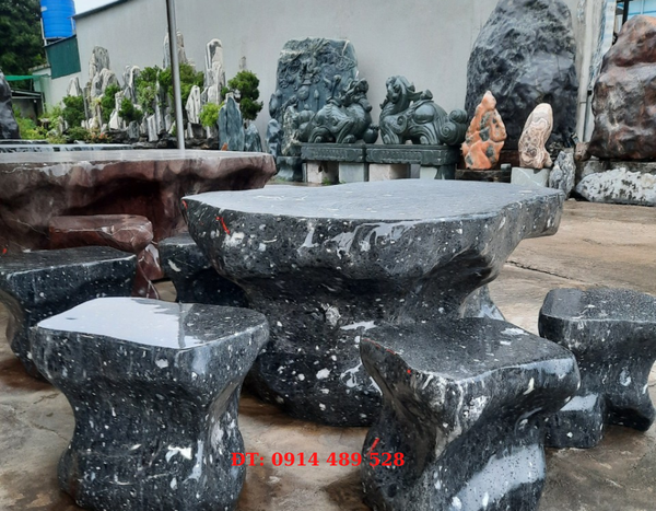 Bàn ghế đá đen chấm trắng nổi bật