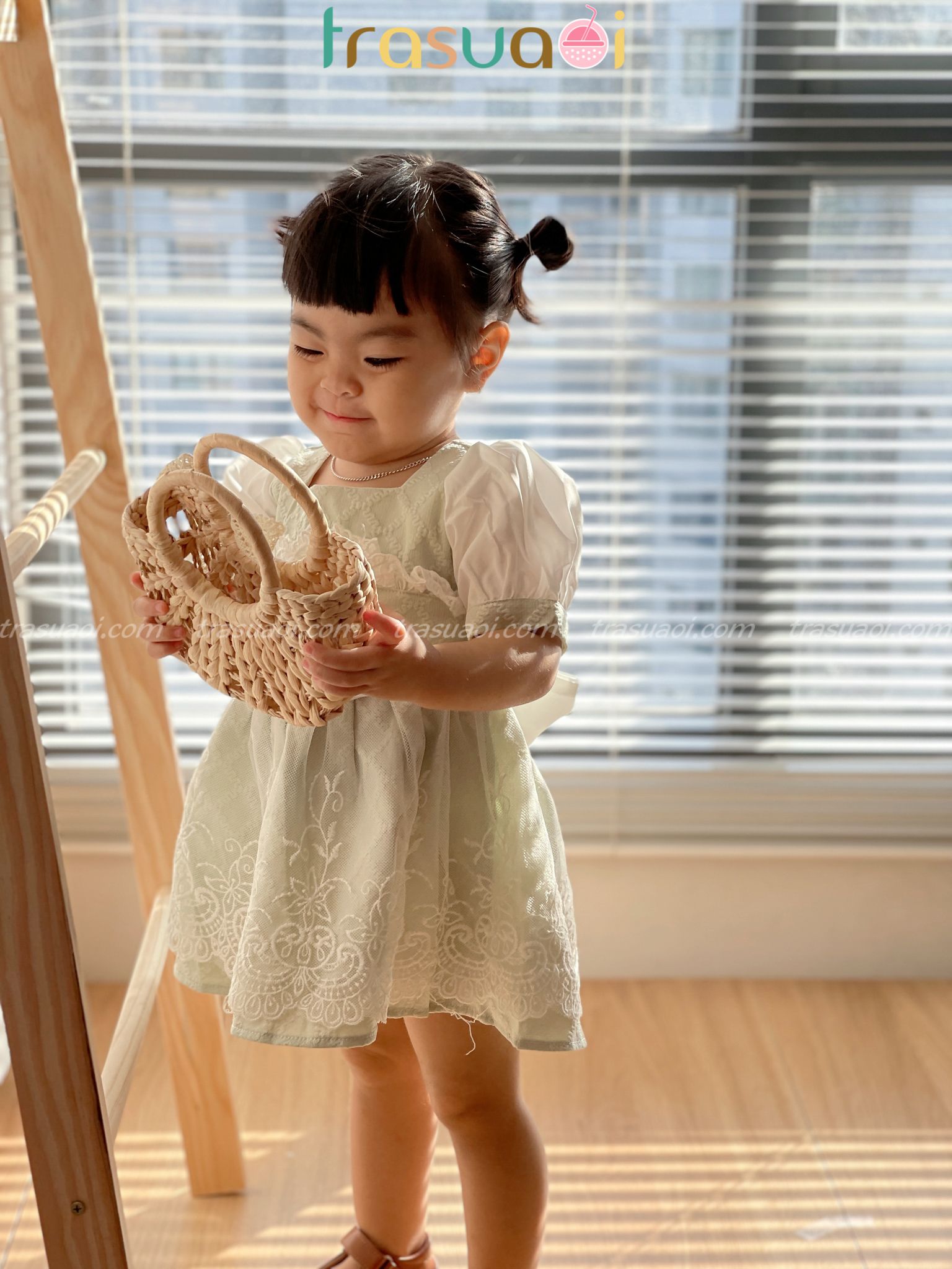 Váy trắng tiểu thư sang chảnh cho bé
