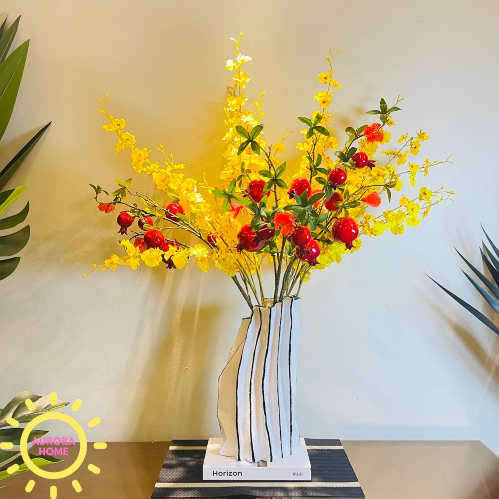 Bình hoa lan vũ nữ cắm sẵn cao cấp phối quả lựu