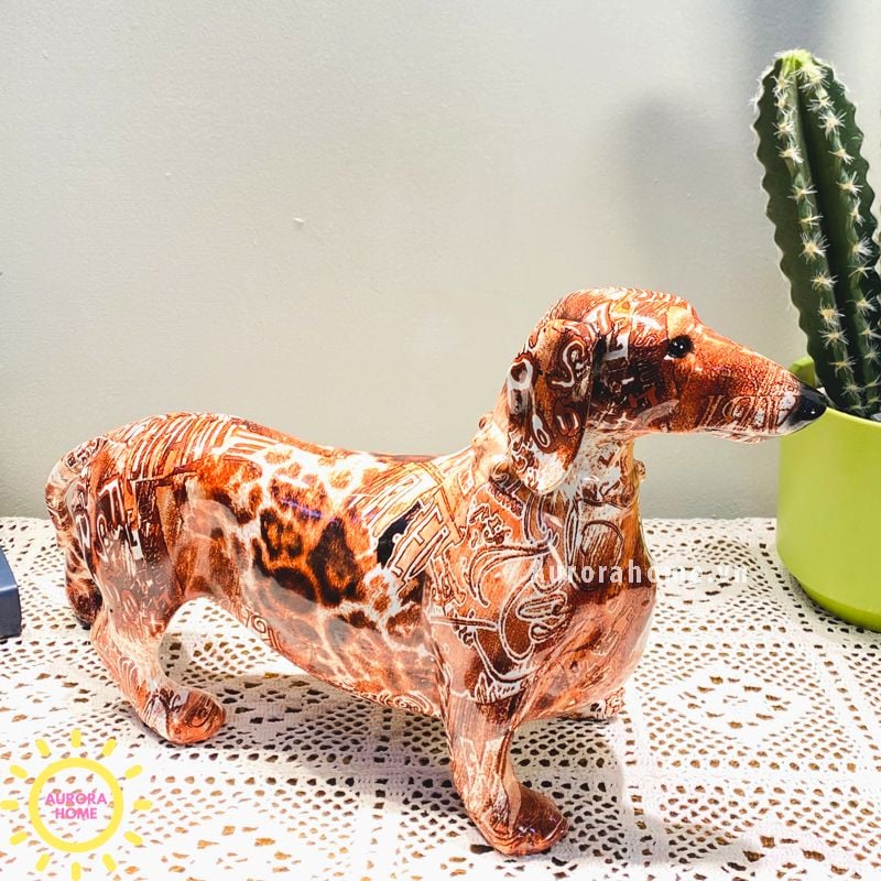 Tượng chó hotdog đa sắc màu