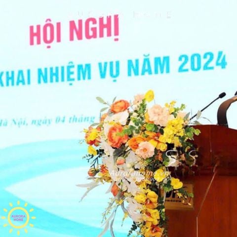 Hoa giả để bục phát biểu (Mẫu 7)