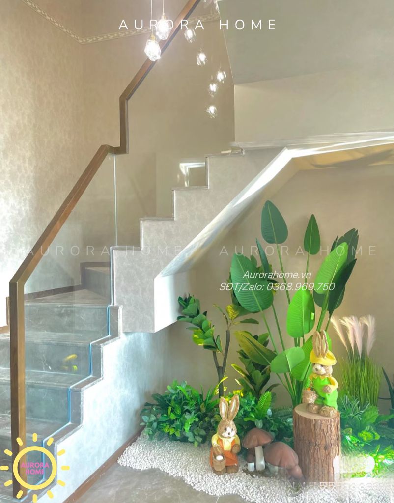 Tiểu cảnh cây giả trang trí chân cầu thang phong cách Tropical nhiệt đới
