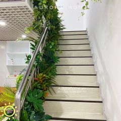 Tiểu cảnh cây và dây leo giả trang trí cầu thang