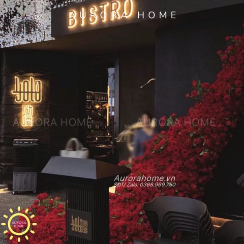 Cột hoa hồng đỏ trang trí decor quán ấn tượng