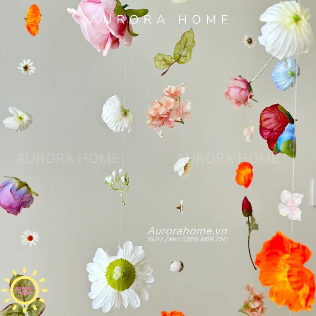 Dãy hoa giả rủ thả treo tầng decor phong cách lãng mạn