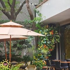 Set up tiểu cảnh cột cây hoa giả nhiệt đới trang trí quán cafe