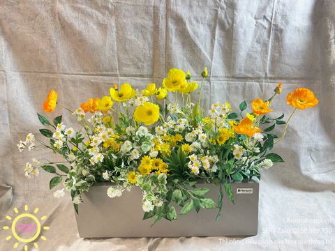 Bồn hoa giả mùa thu Hà Nội với cúc và hoa baby