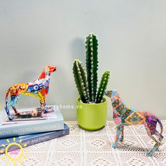 Tượng chó cảnh vệ đa sắc màu