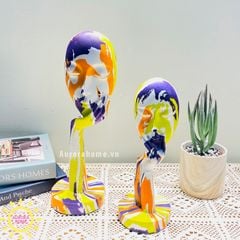 Tượng cô gái mặt nạ đa sắc màu