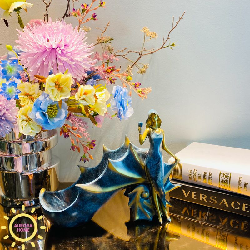 Kệ rượu tượng decor cô gái vỏ ốc đựng rượu cao cấp