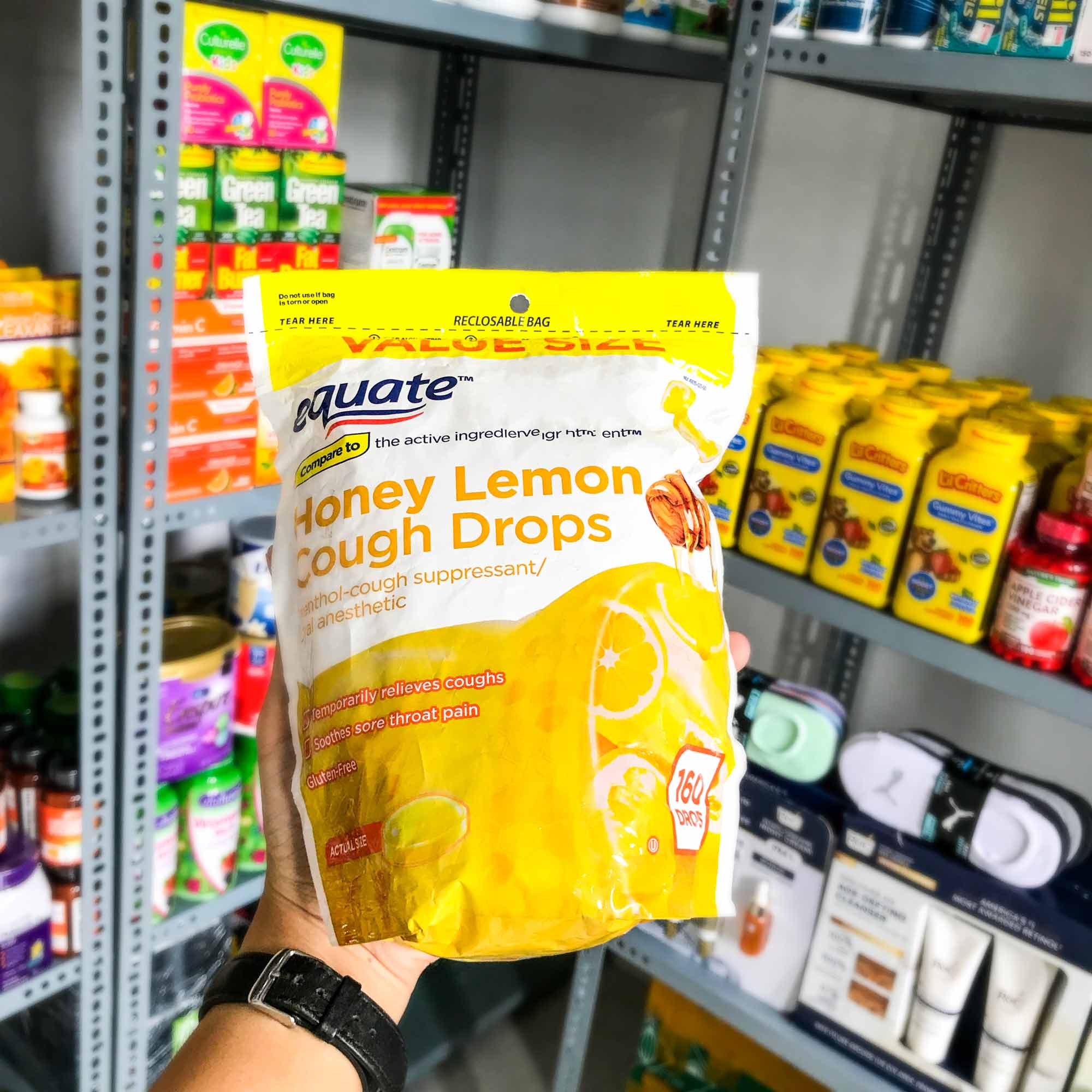 Kẹo ngậm mật ong, chanh Honey Lemon Cough Drop Equate 160 viên của Mỹ