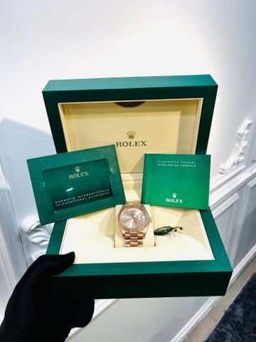  Đồng Hồ Rolex Day-Date 40 228235 Mặt Số Sundust - Cọc số Kim Cương 