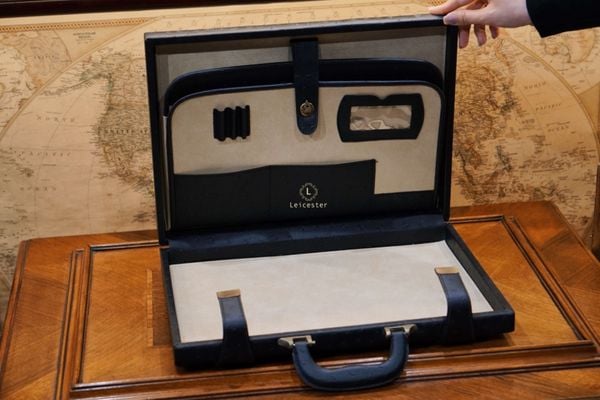  Vali Ostrich Leather Black 