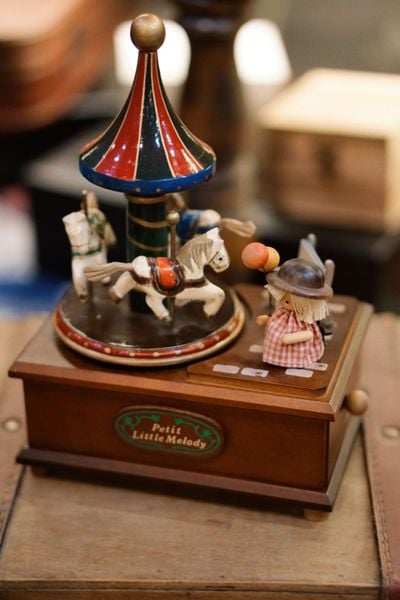  Hộp Nhạc Toa Ngựa Xoay 