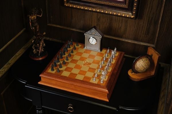  Bộ cờ vua Camelot Royal Selangor và đồng hồ để bàn Royal Selangor 