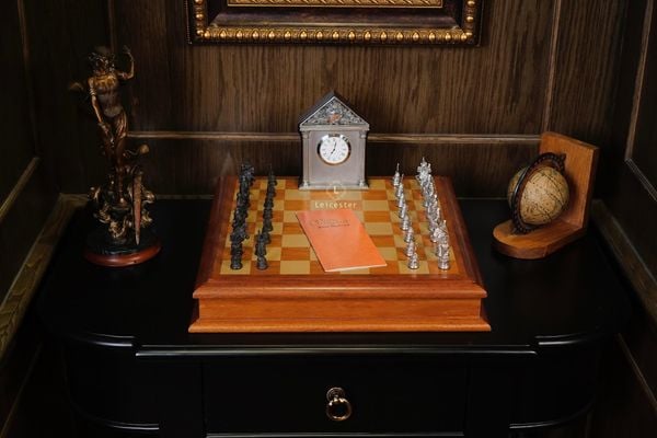  Bộ cờ vua Camelot Royal Selangor và đồng hồ để bàn Royal Selangor 